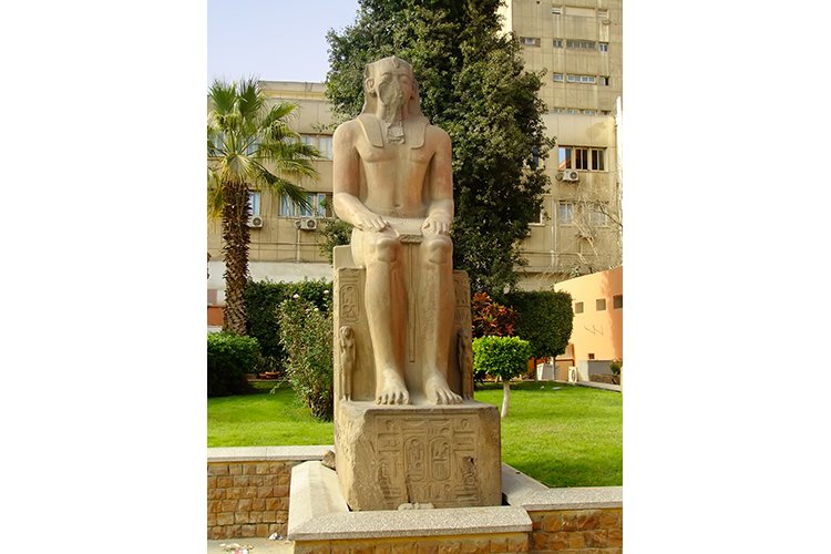 Древняя Статуя На Выставке Возле Египетского Музея