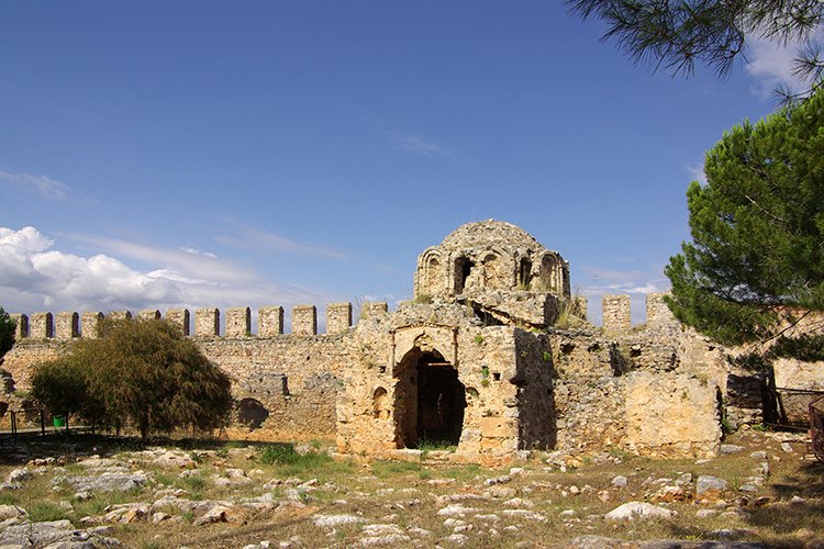 Руины византийской церкви в замке Ичкале в Алании