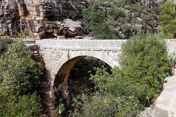 Римский мост Олуклу, пересекающий каньон Кёпрюлю